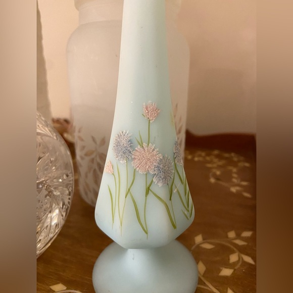 Vtg Fenton Bud Vase Blue Satin Cameo Glass Hand Painted Signed Grandma Core - Picture 2 of 8